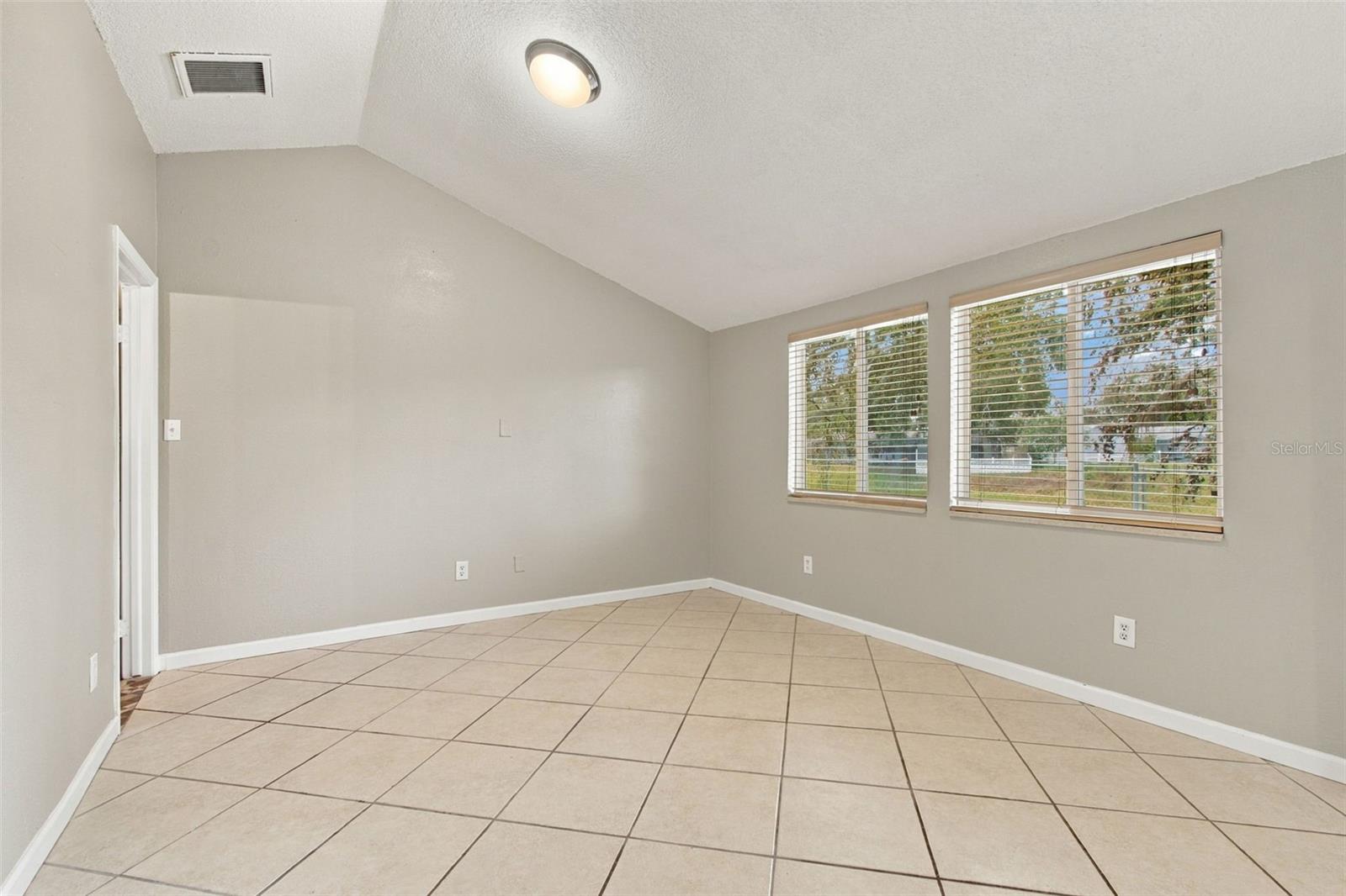 373 Foxcroft Dr E Property Photo 22