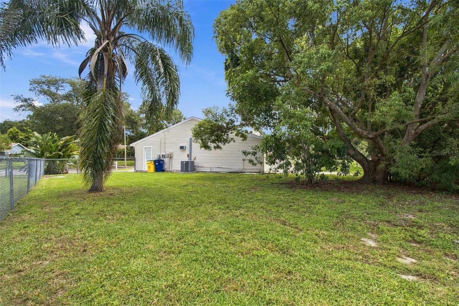 373 Foxcroft Dr E Property Photo 48
