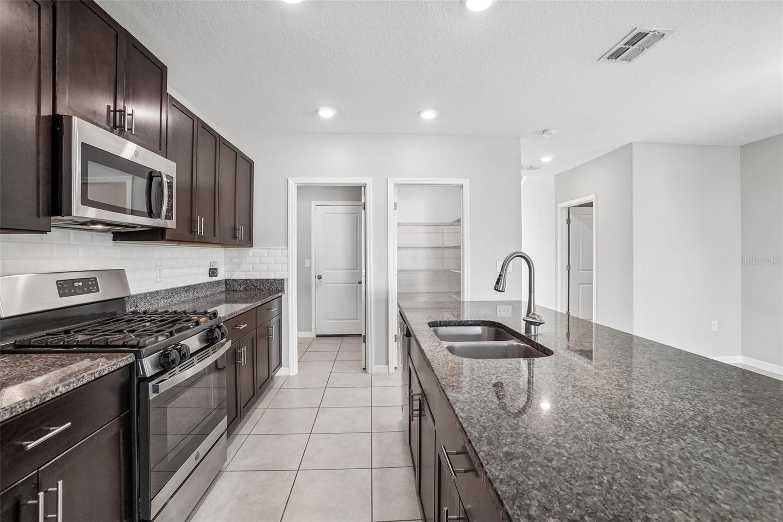 9663 Channing Hill Dr Property Photo 4