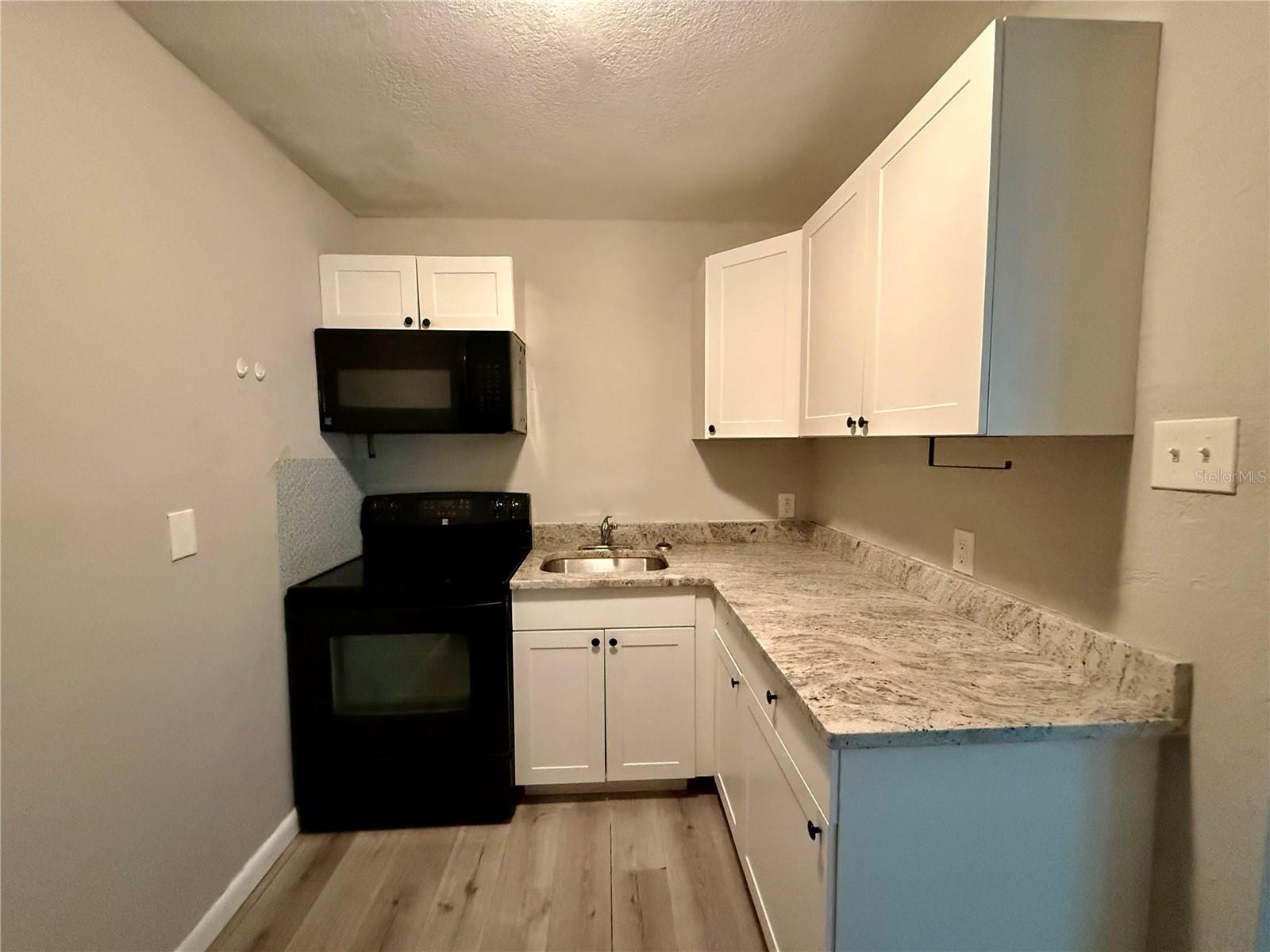 808 Palm Bluff St #d Property Photo 4