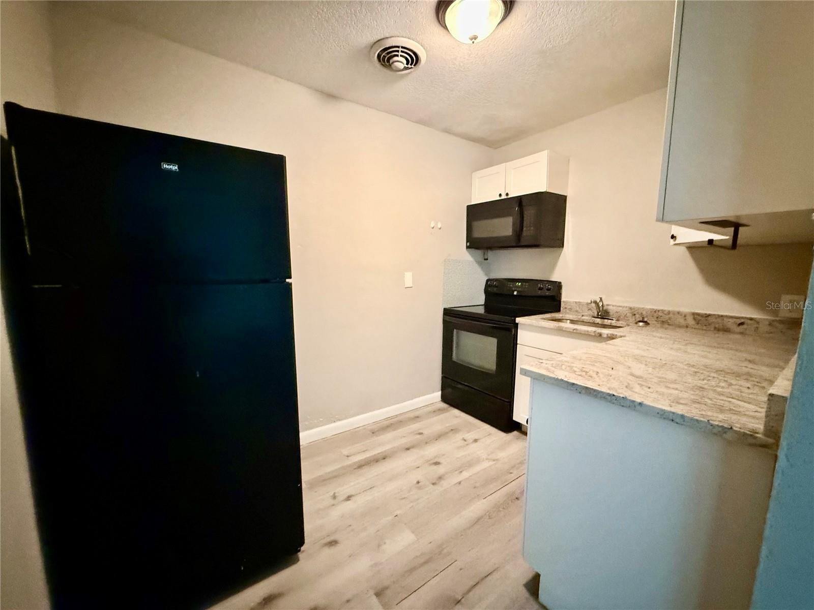 808 Palm Bluff St #d Property Photo 9