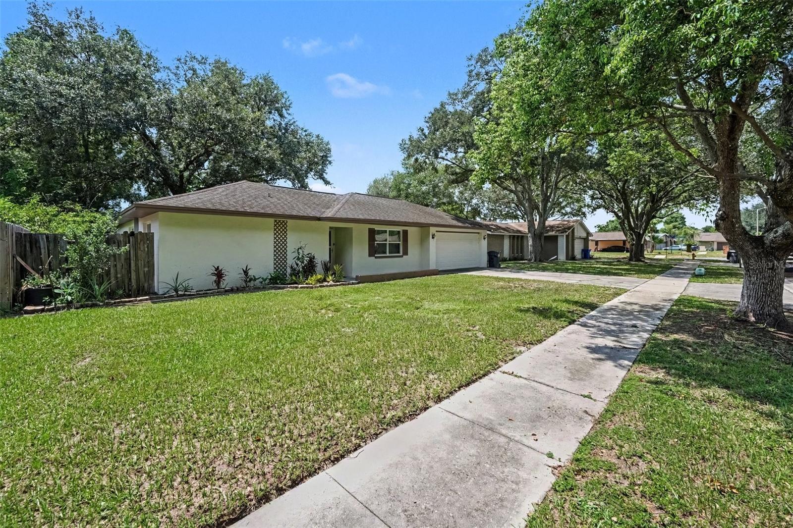 1913 Cedarbrooke Dr Property Photo 4