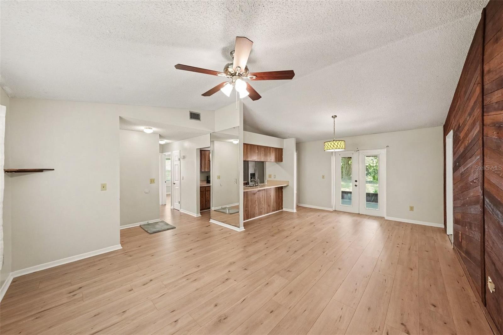 1913 Cedarbrooke Dr Property Photo 8