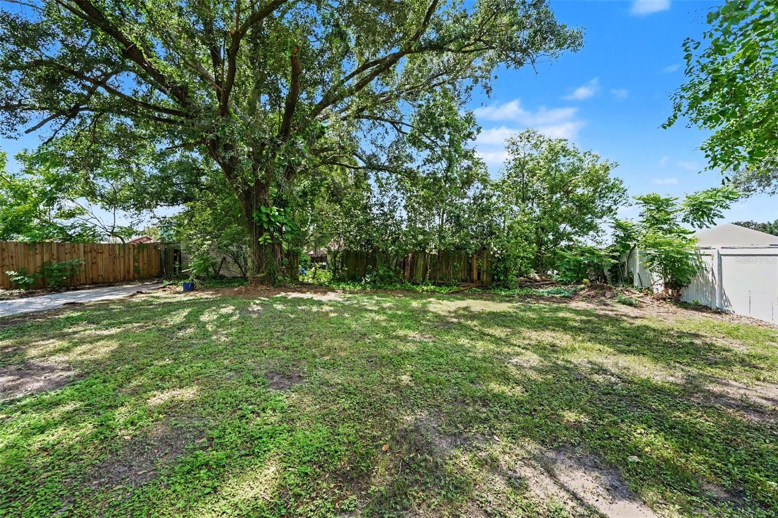 1913 Cedarbrooke Dr Property Photo 22