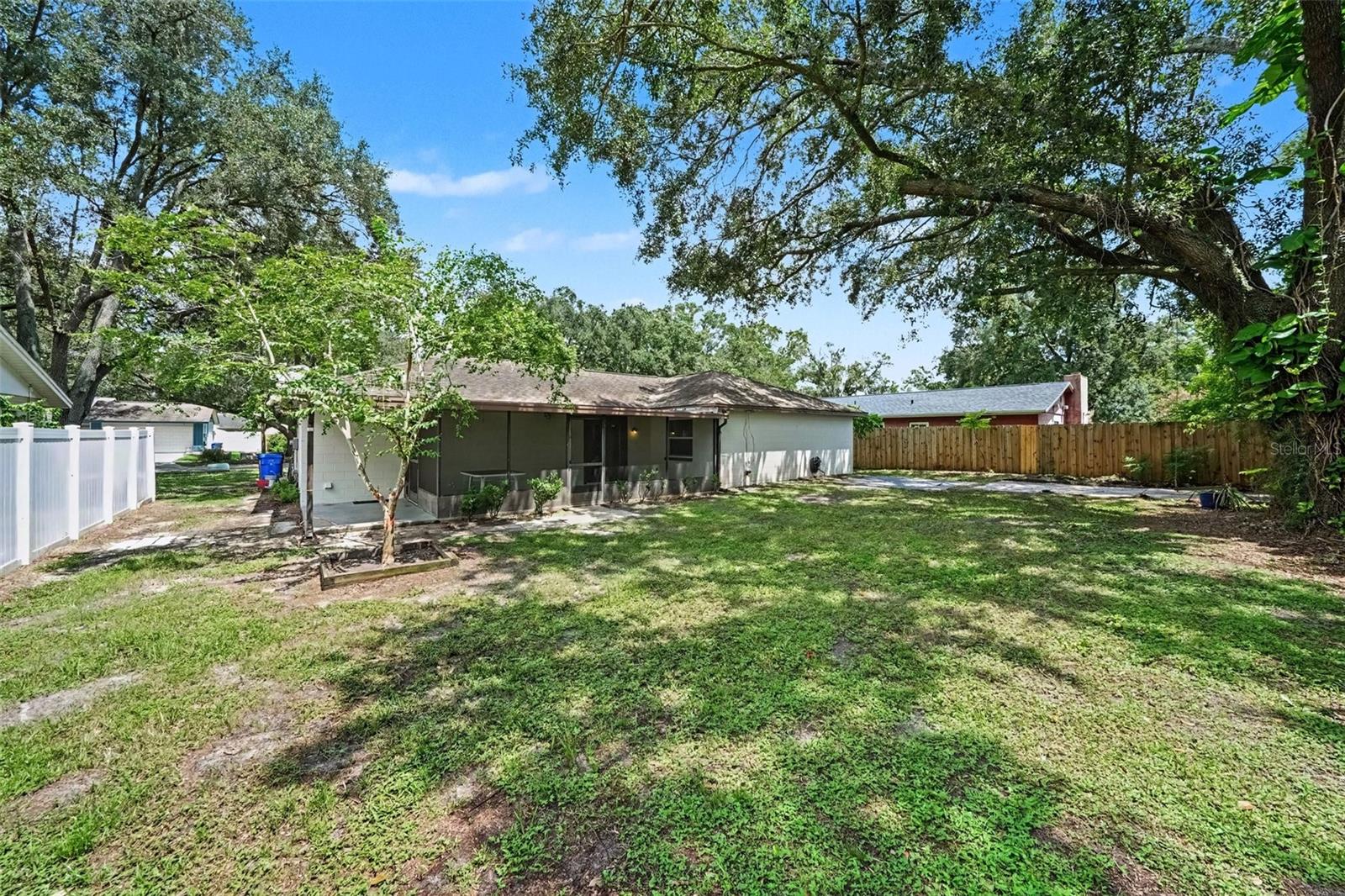 1913 Cedarbrooke Dr Property Photo 24