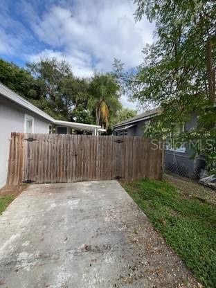 225 1st St Property Photo 13