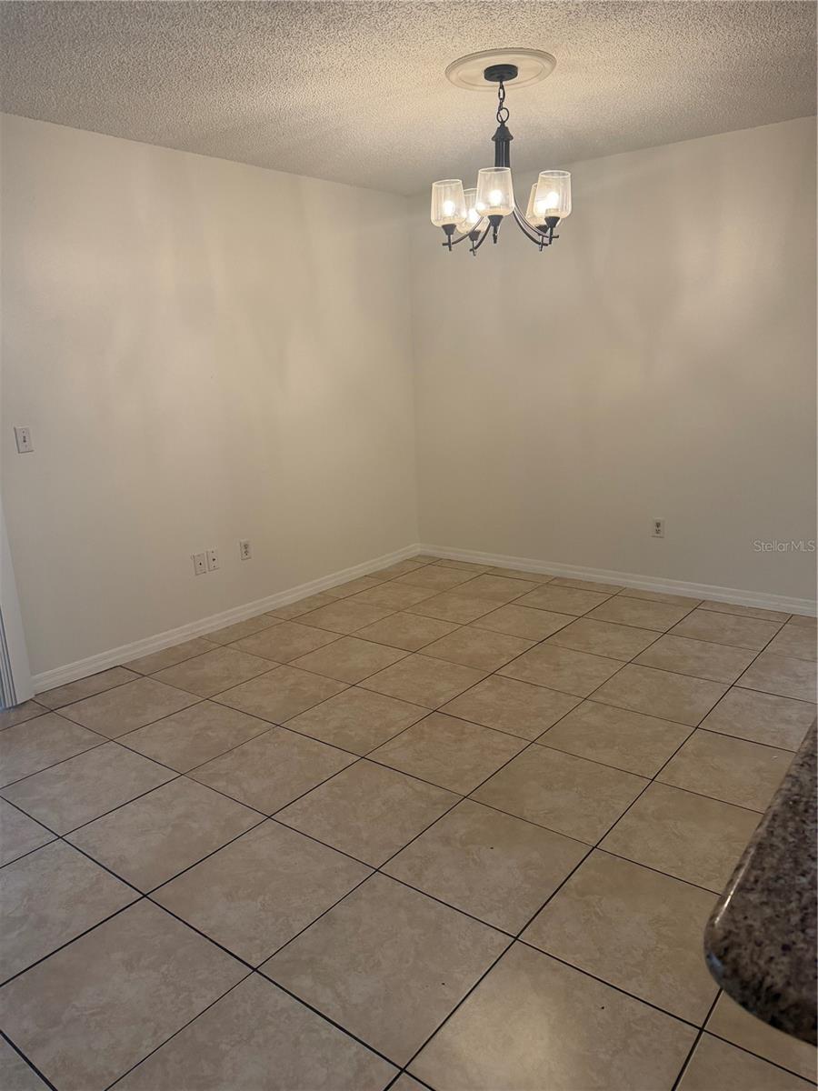 208 S Malcolm Ct Property Photo 5