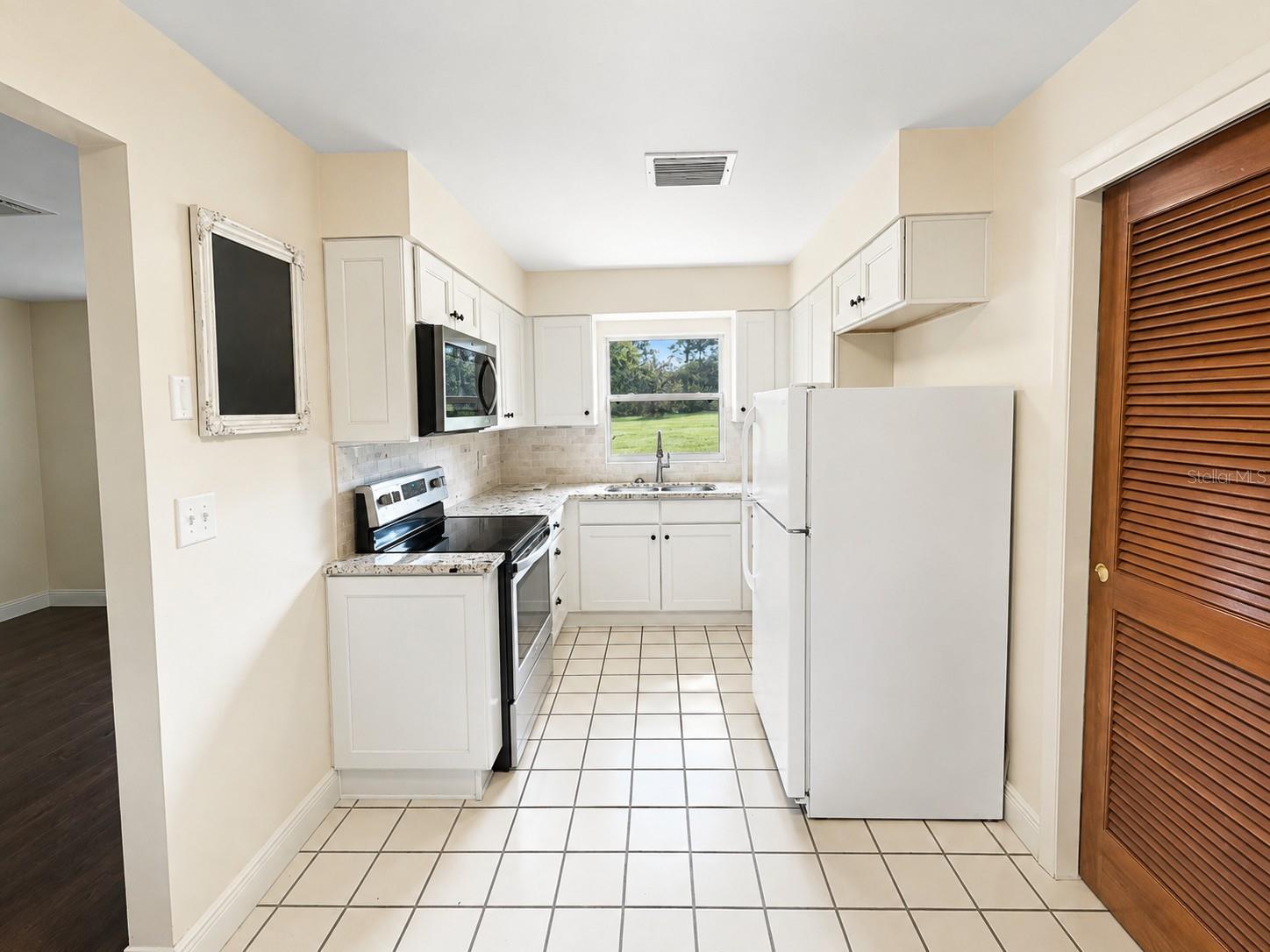 37701 Camphor Dr Property Photo 4