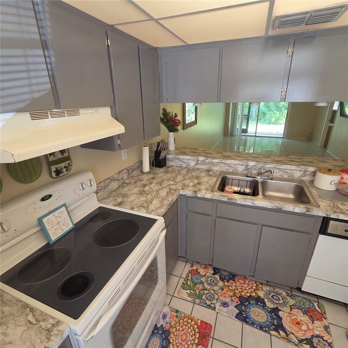7249 Parkside Villas Dr N Property Photo 9