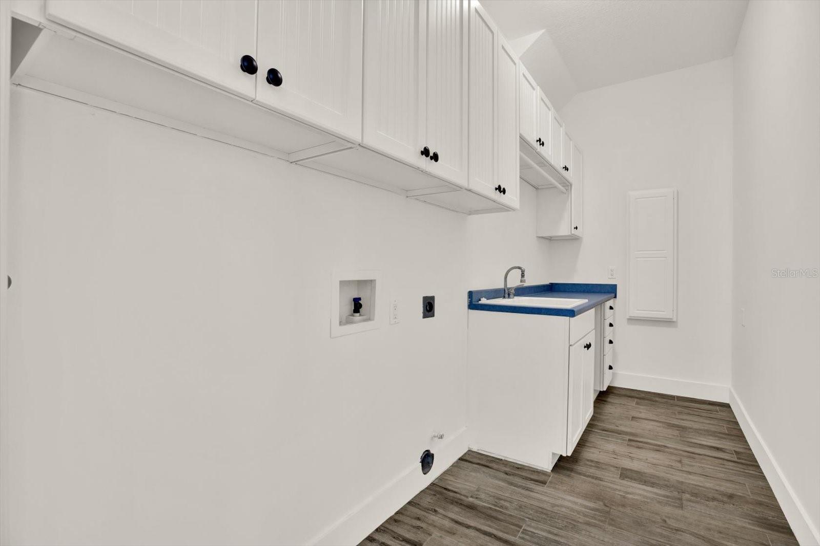 1424 Jumana Loop Property Photo 29