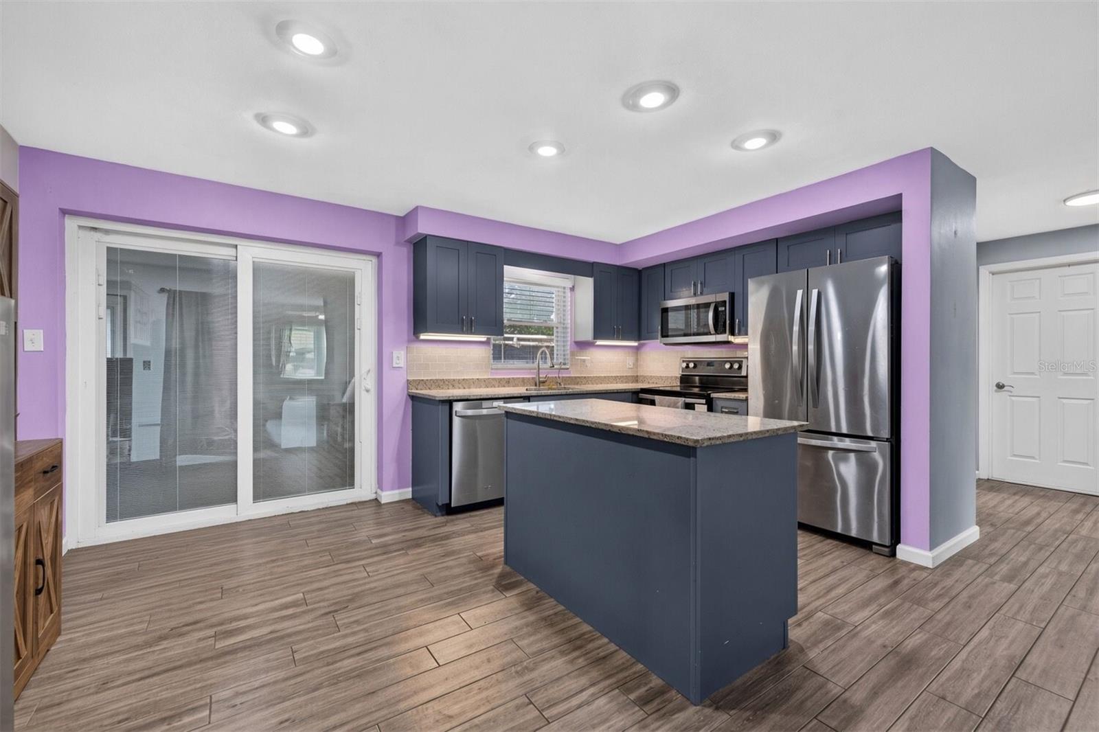 2266 Manor Ct Property Photo 6