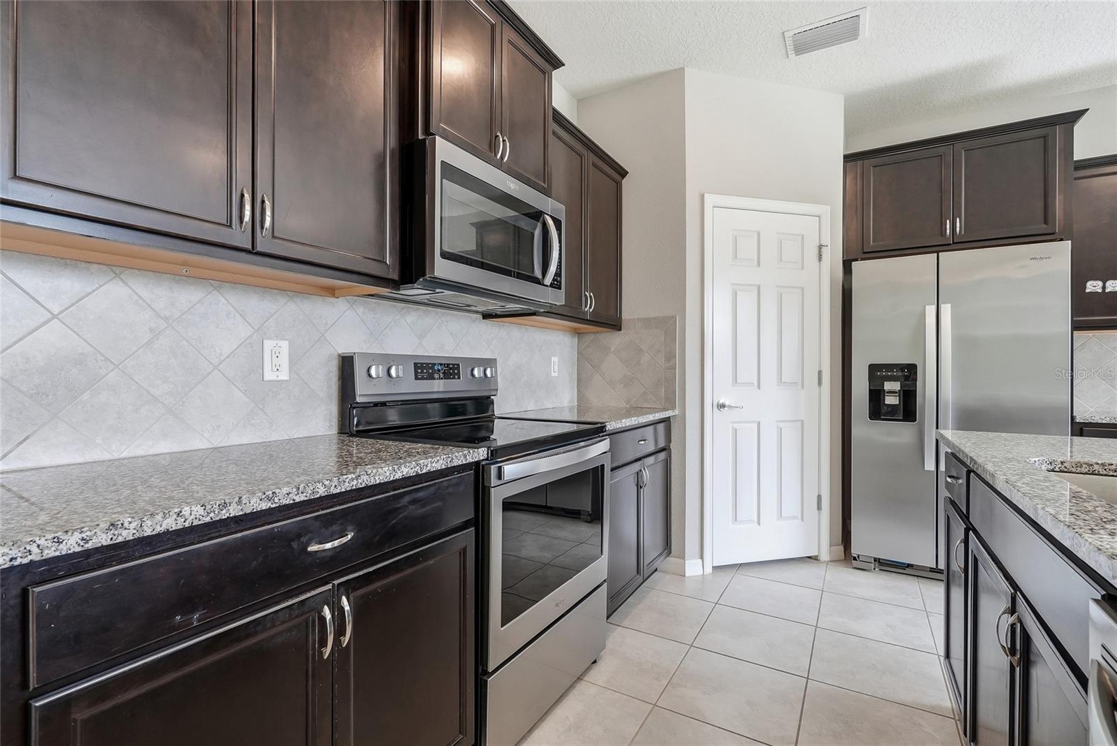 5304 Sylvester Loop Property Photo 14