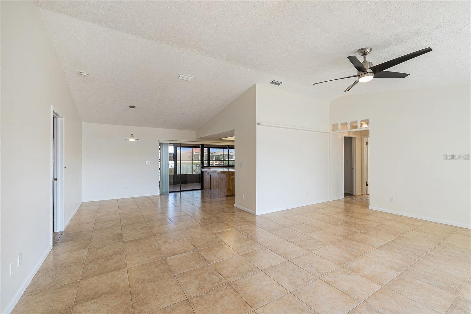 909 Chipaway Dr Property Photo 3