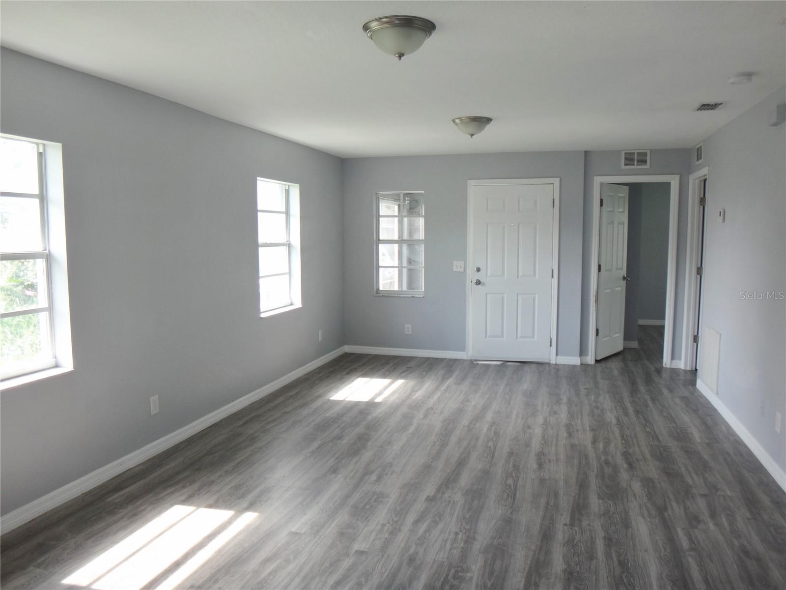 1125 Britts Ln Property Photo 4