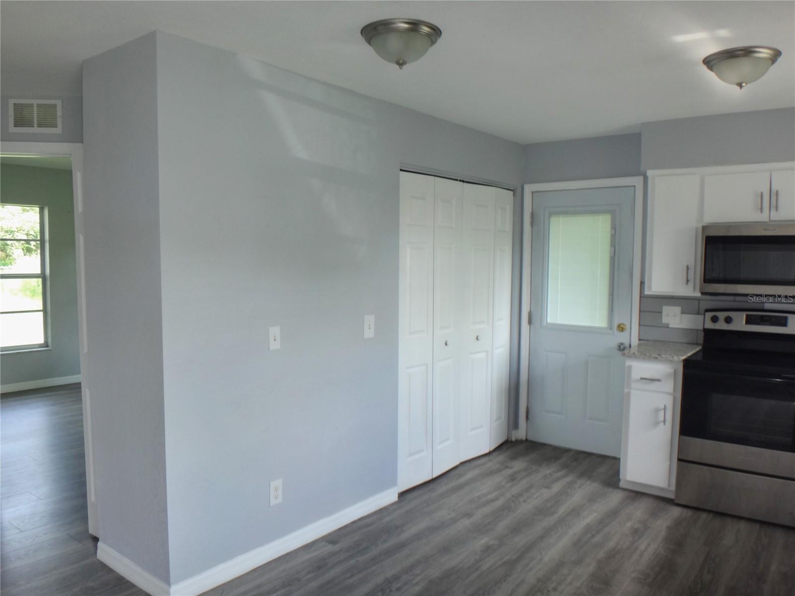 1125 Britts Ln Property Photo 5