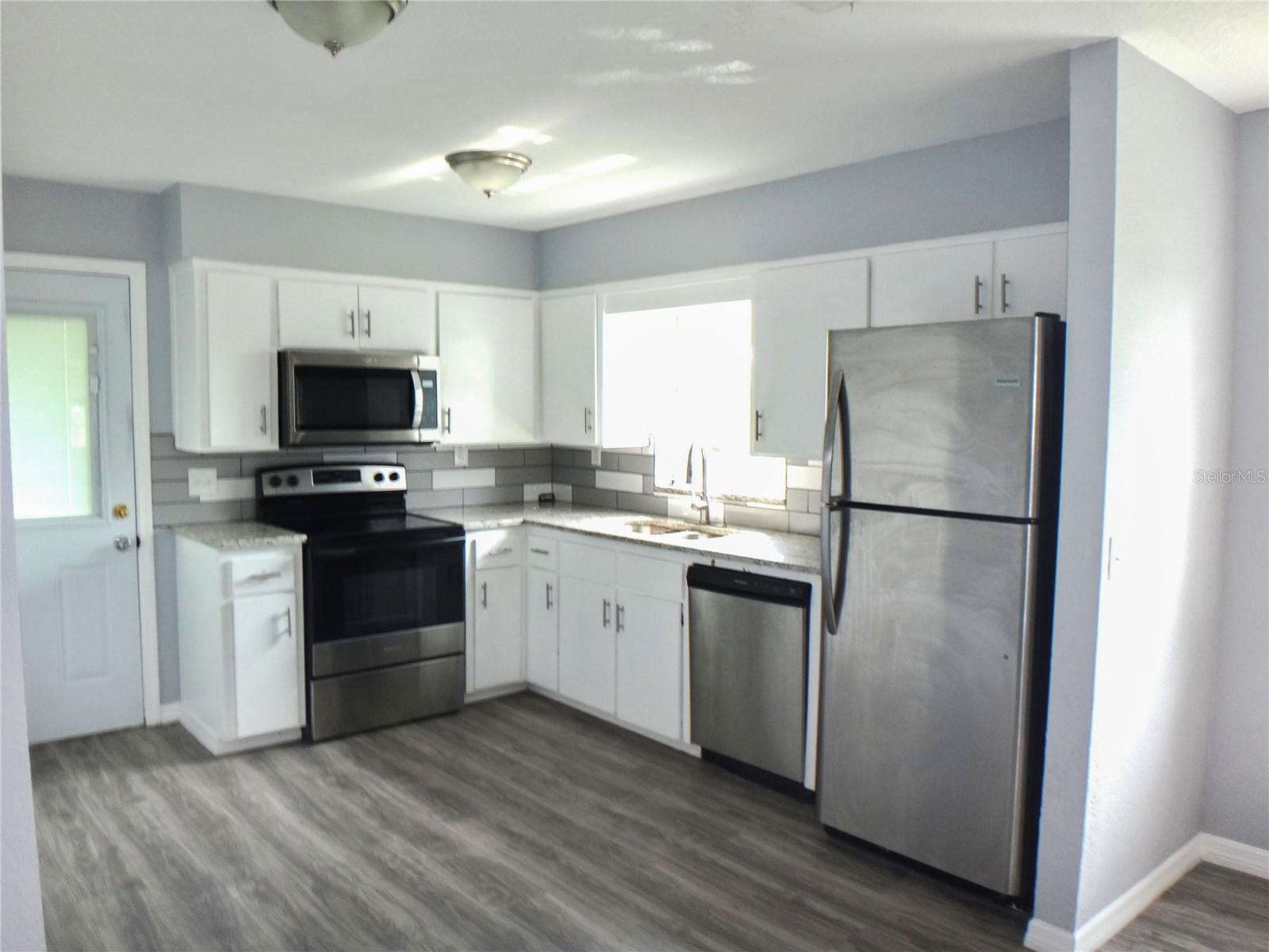 1125 Britts Ln Property Photo 6