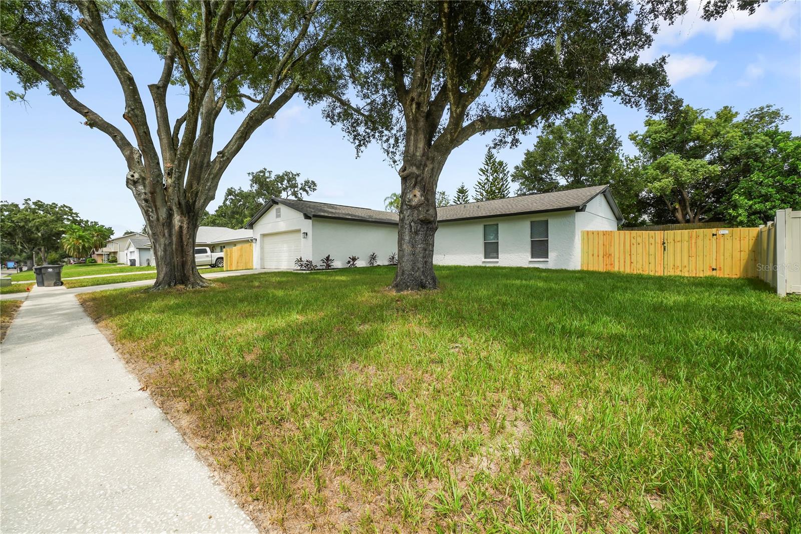 1901 Lakeview Dr Property Photo 2