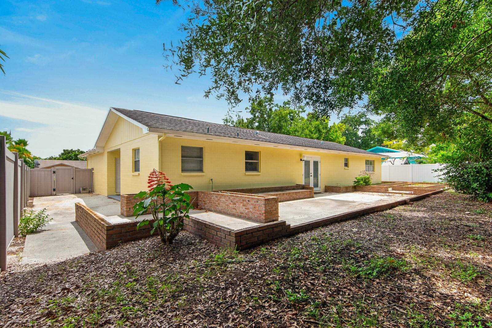 3832 Parkside Dr Property Photo 3