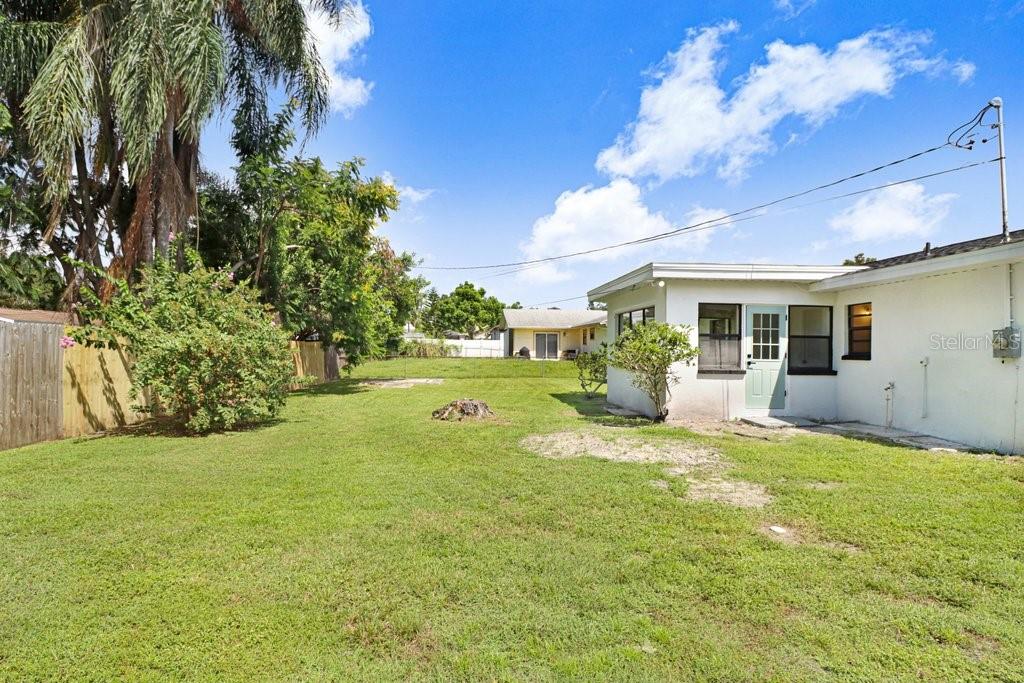 1800 Cardinal Dr Property Photo 32