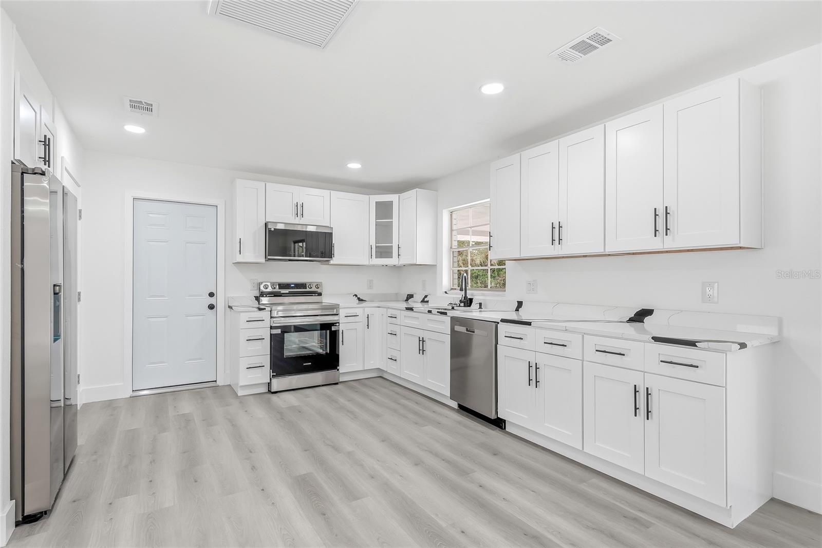 5300 Tower St Property Photo 8