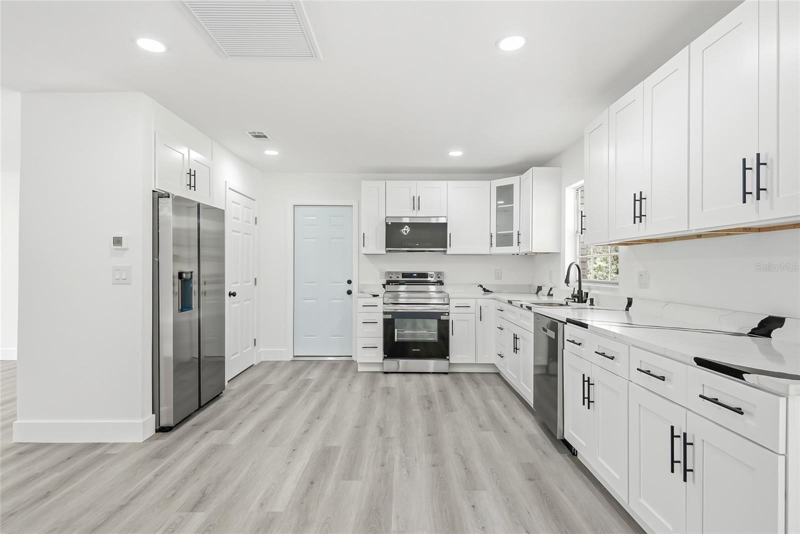 5300 Tower St Property Photo 9