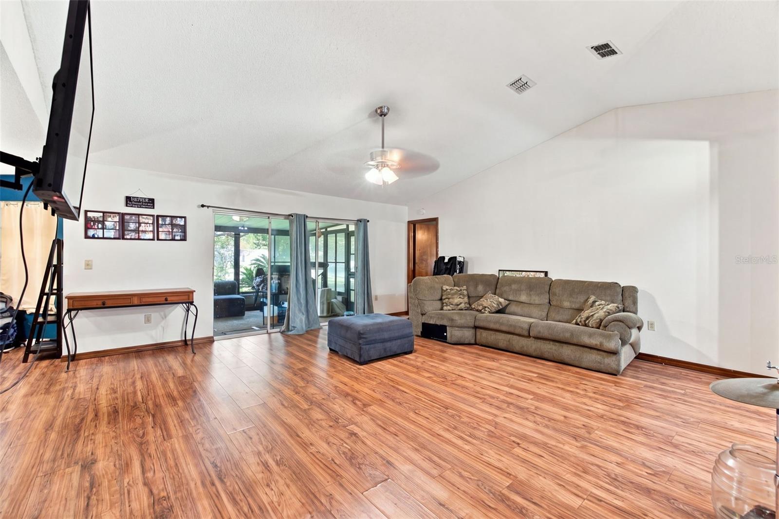 9355 Horizon Dr Property Photo 3