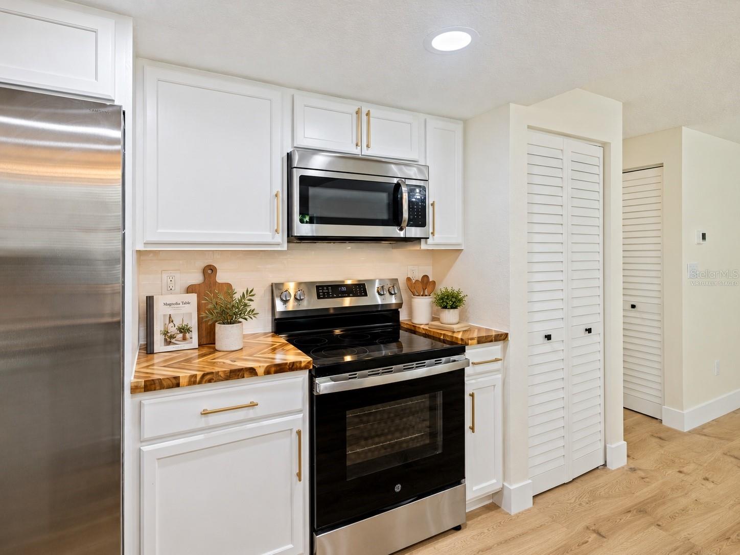 1671 Castlewood Ln Property Photo 8