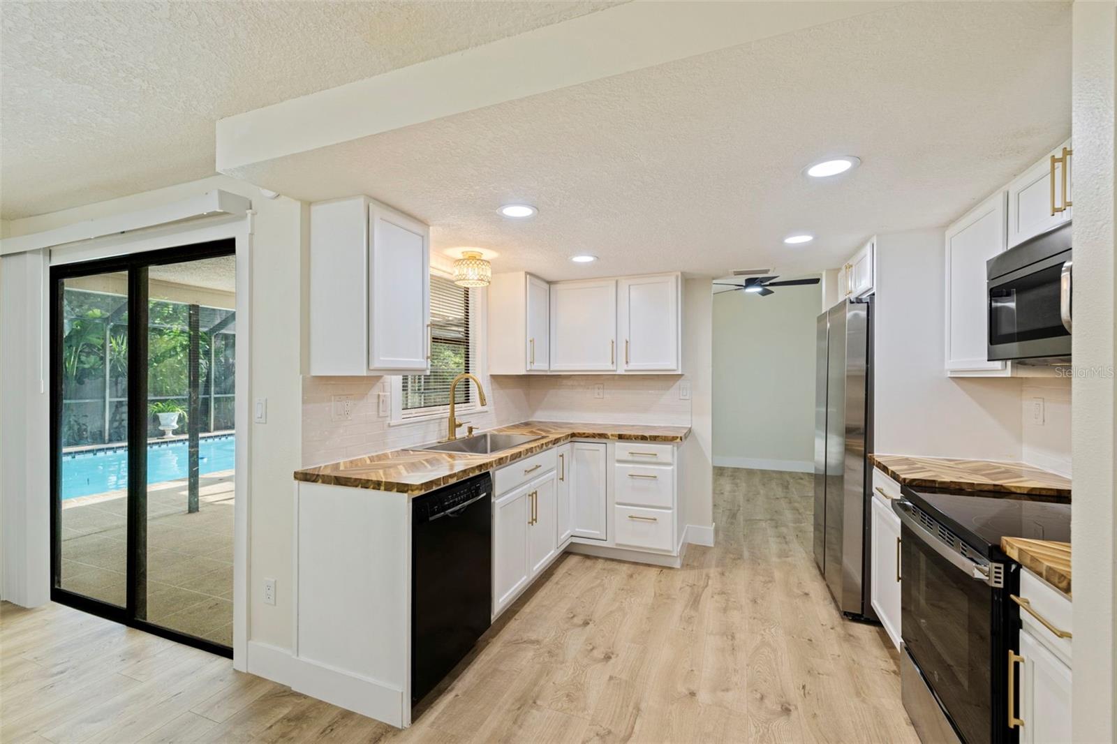 1671 Castlewood Ln Property Photo 15