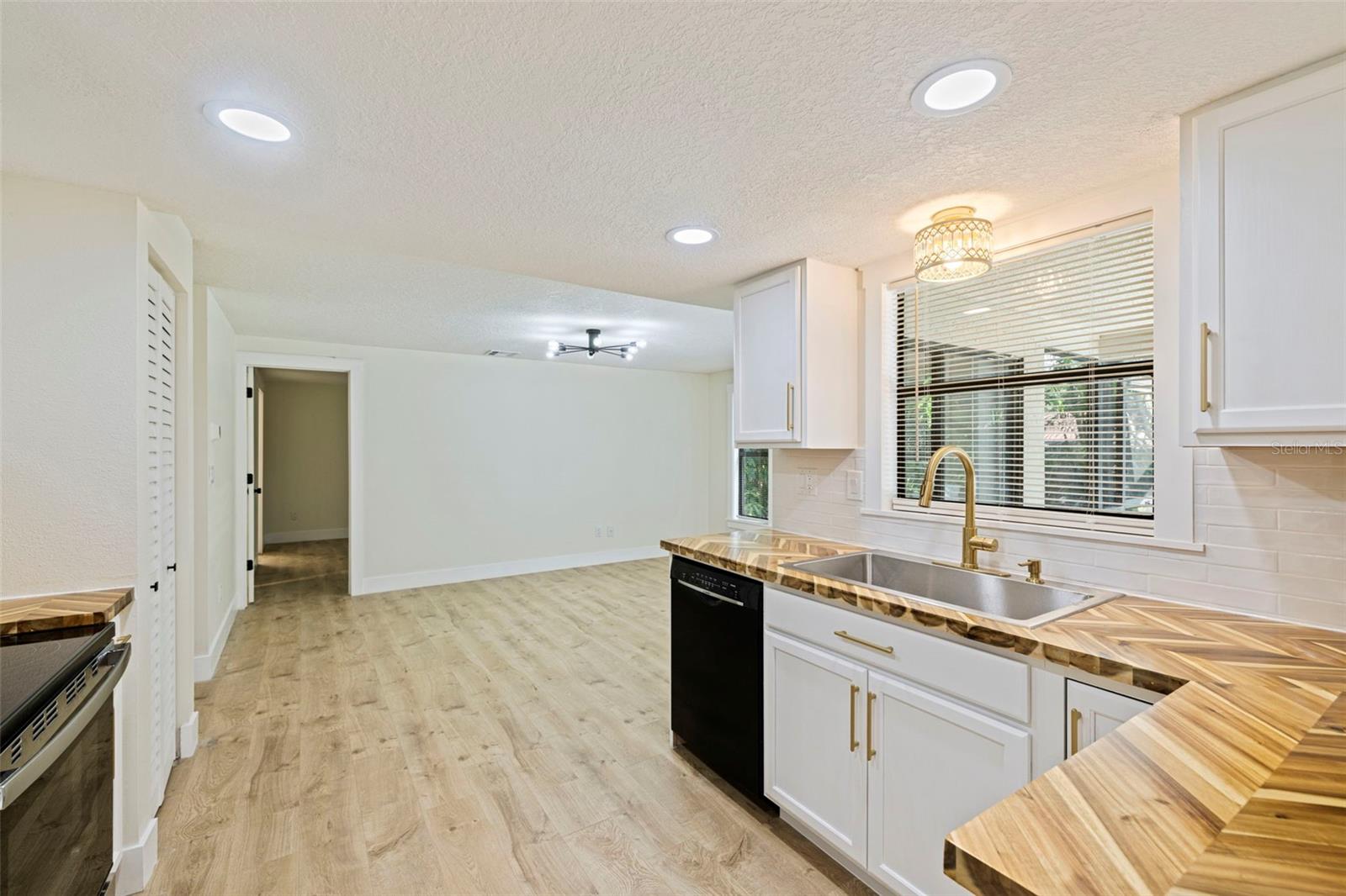 1671 Castlewood Ln Property Photo 17