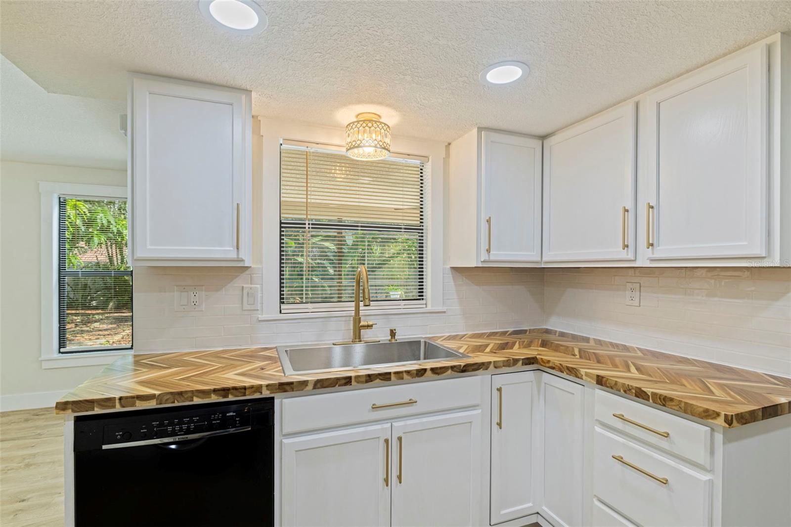 1671 Castlewood Ln Property Photo 18