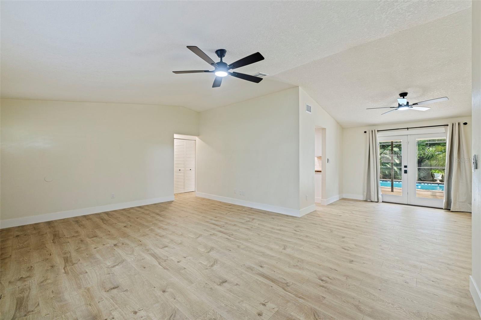 1671 Castlewood Ln Property Photo 21