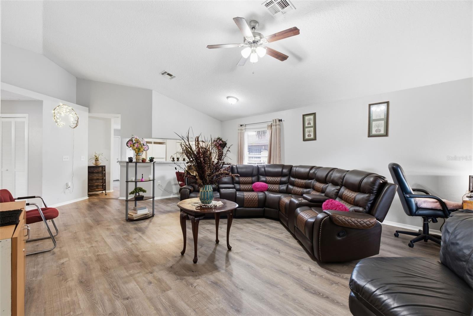 3203 Deleuil Ave Property Photo 4