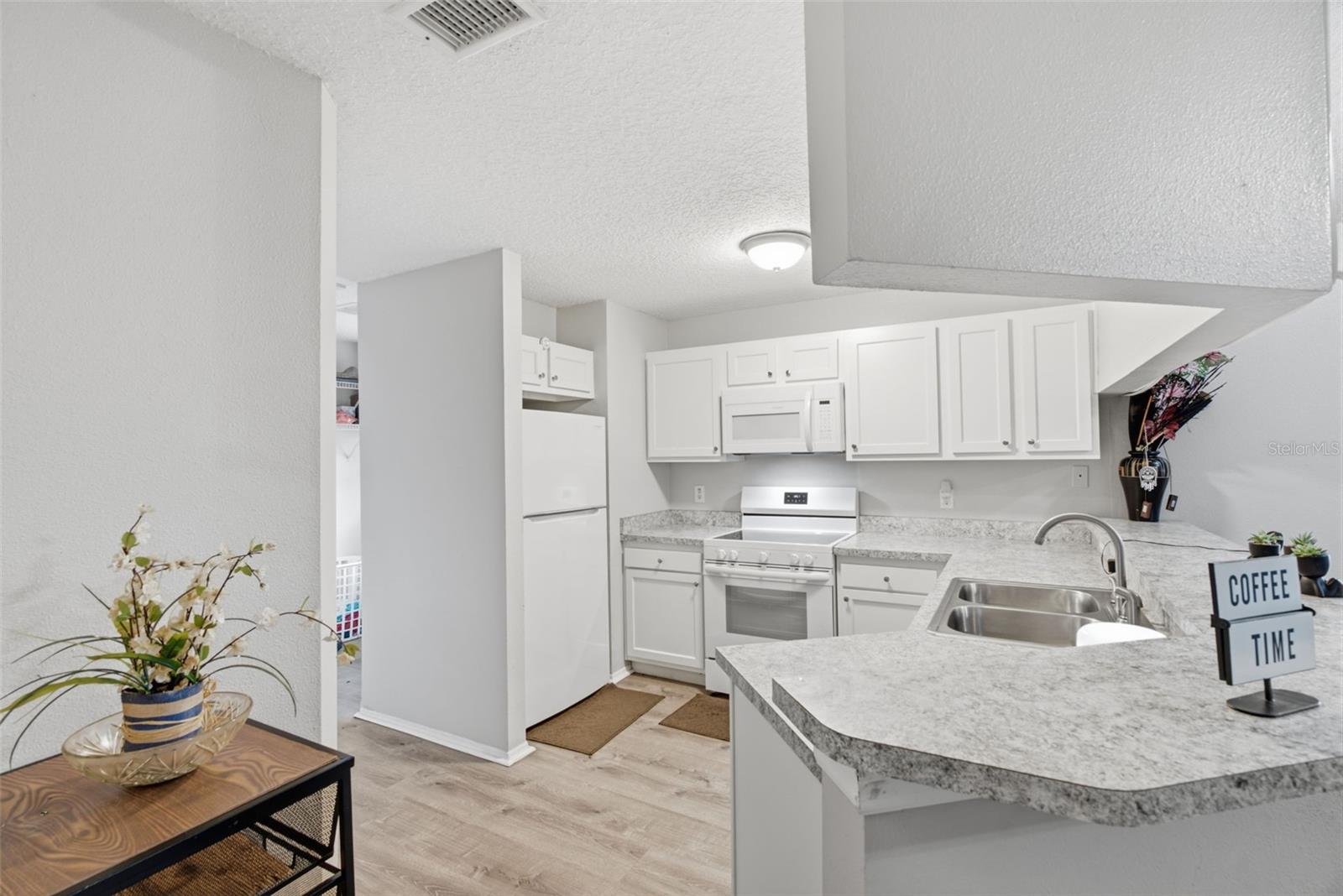 3203 Deleuil Ave Property Photo 6
