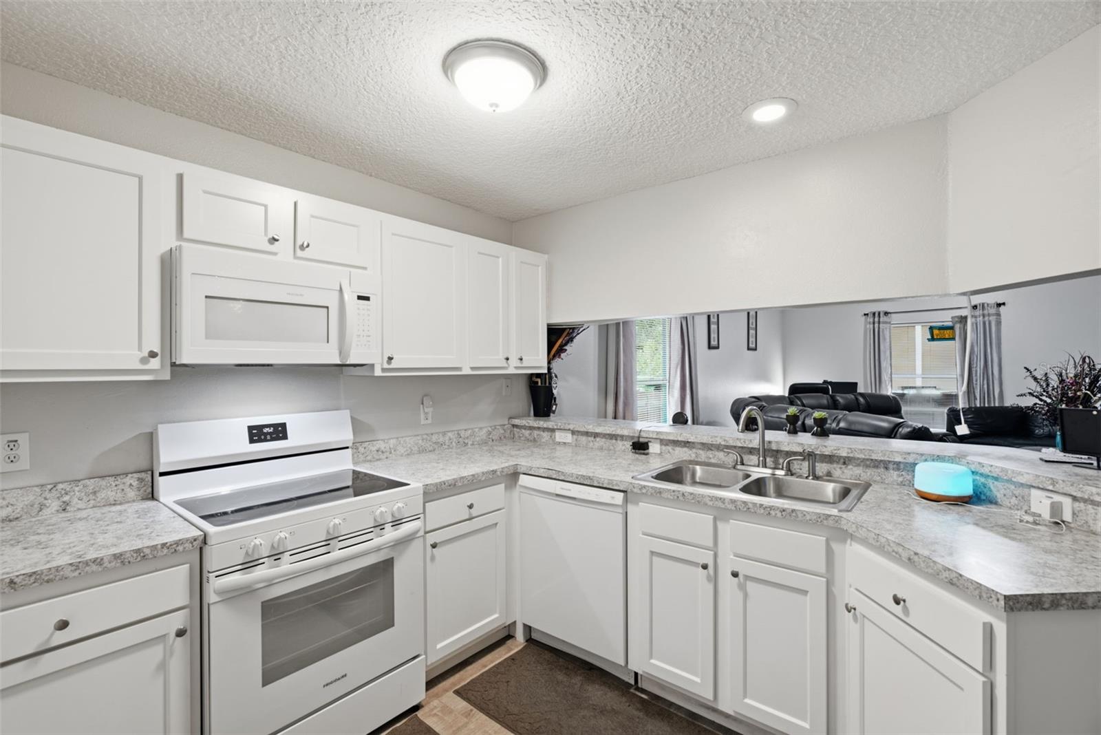 3203 Deleuil Ave Property Photo 7