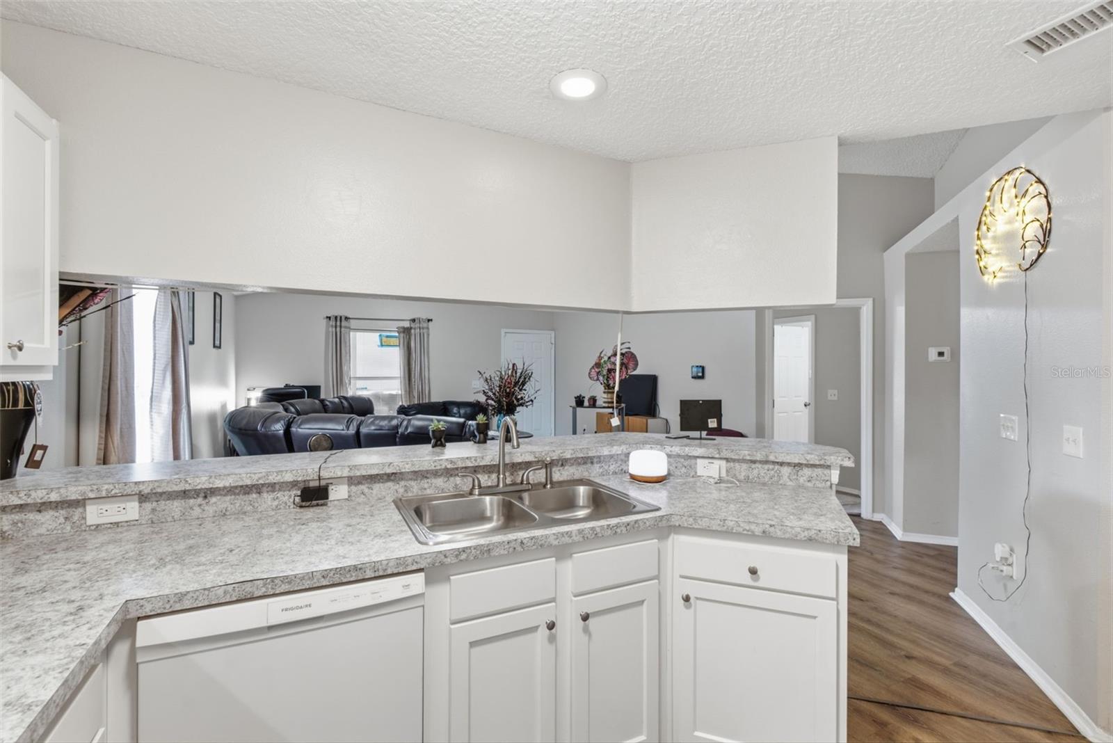 3203 Deleuil Ave Property Photo 8