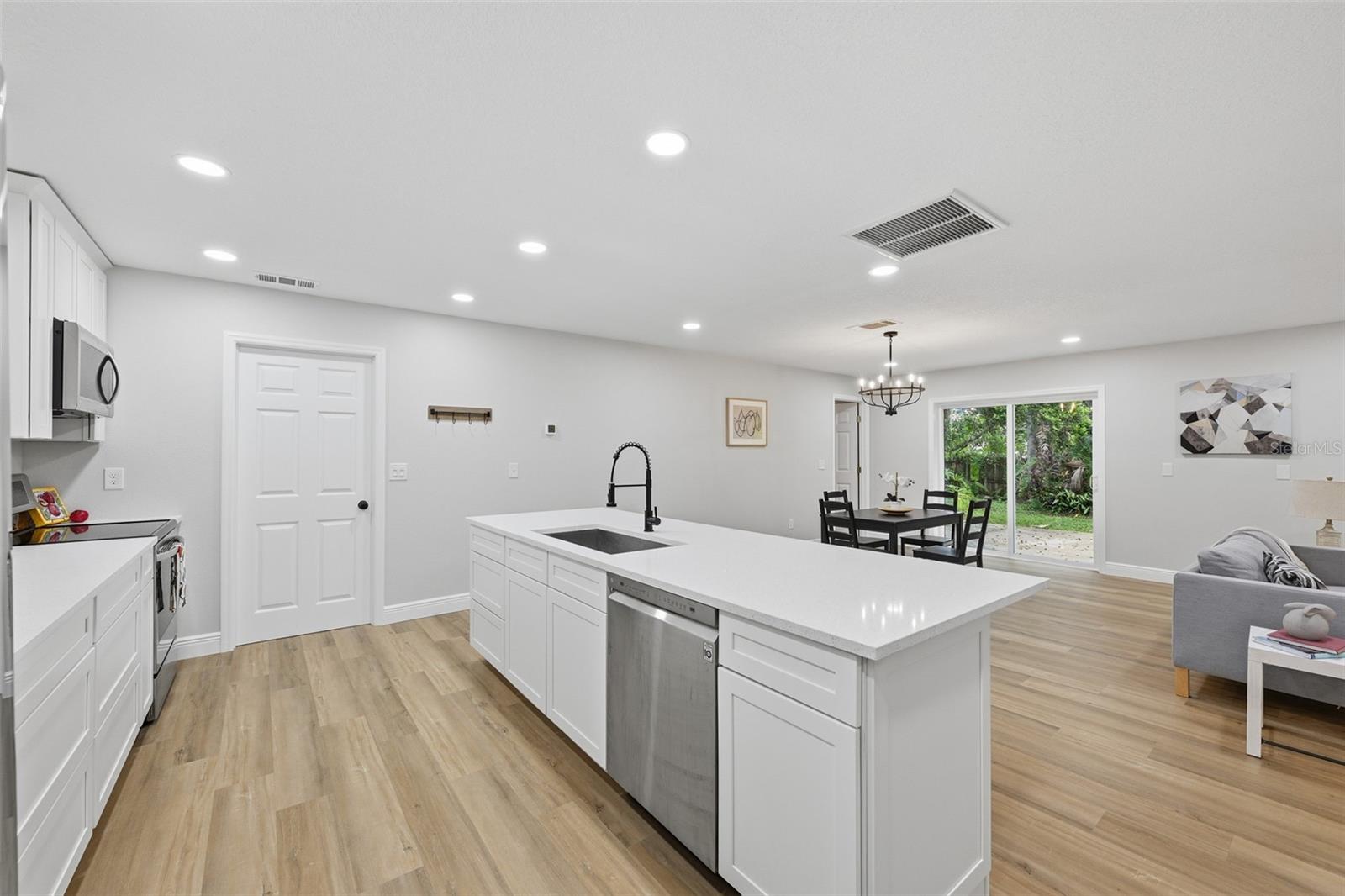 817 Ambassador Loop Property Photo 8