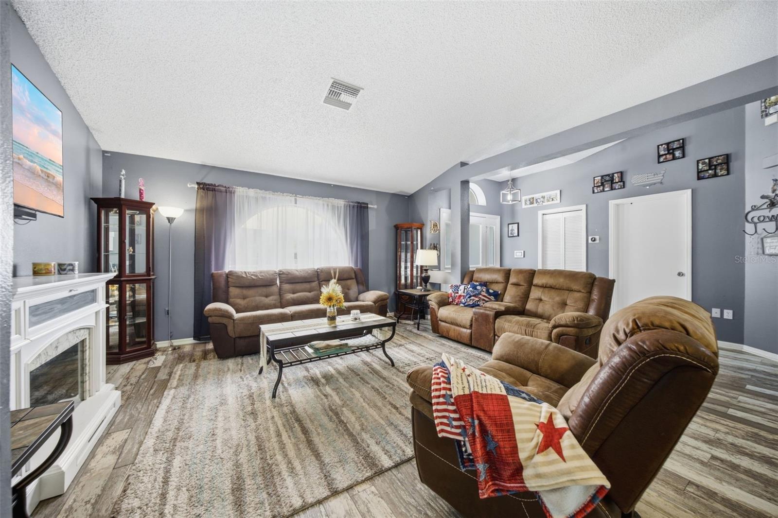 13801 Whitby Rd Property Photo 6