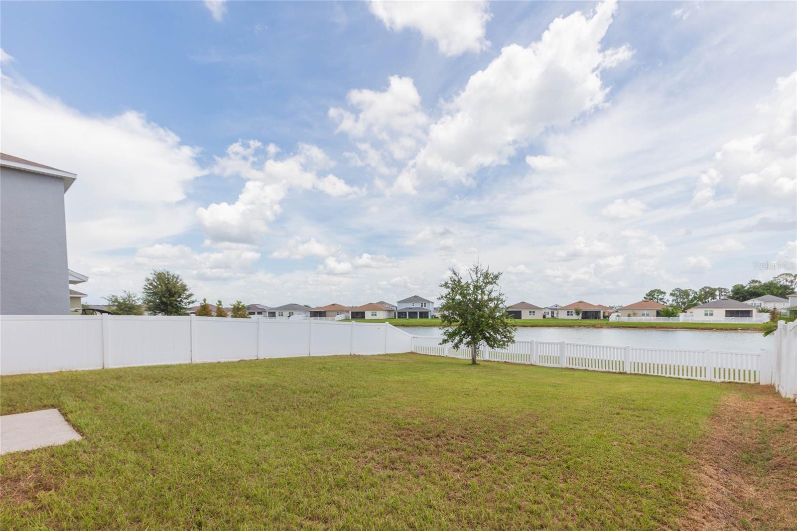 478 Autumn Stream Dr Property Photo 5