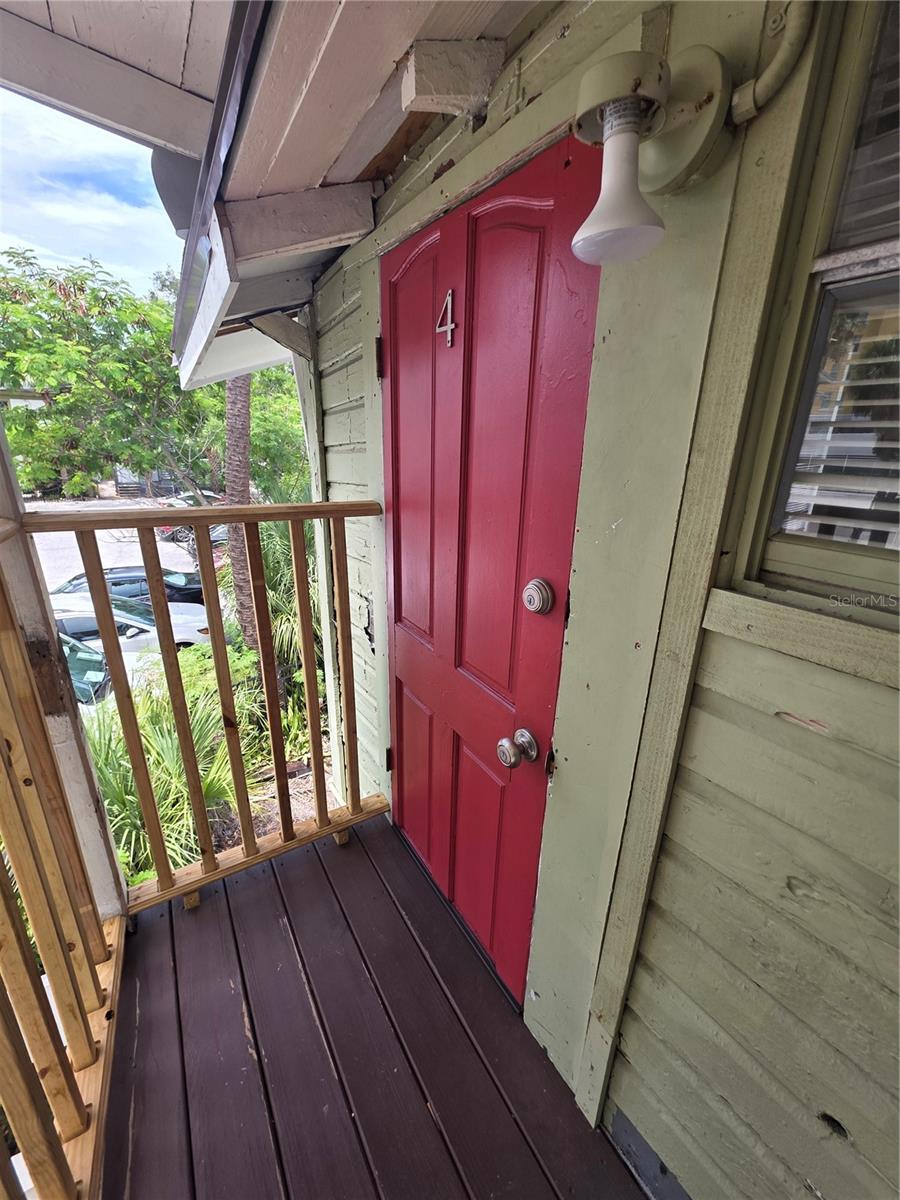 212 W Beach Pl #4 Property Photo 2