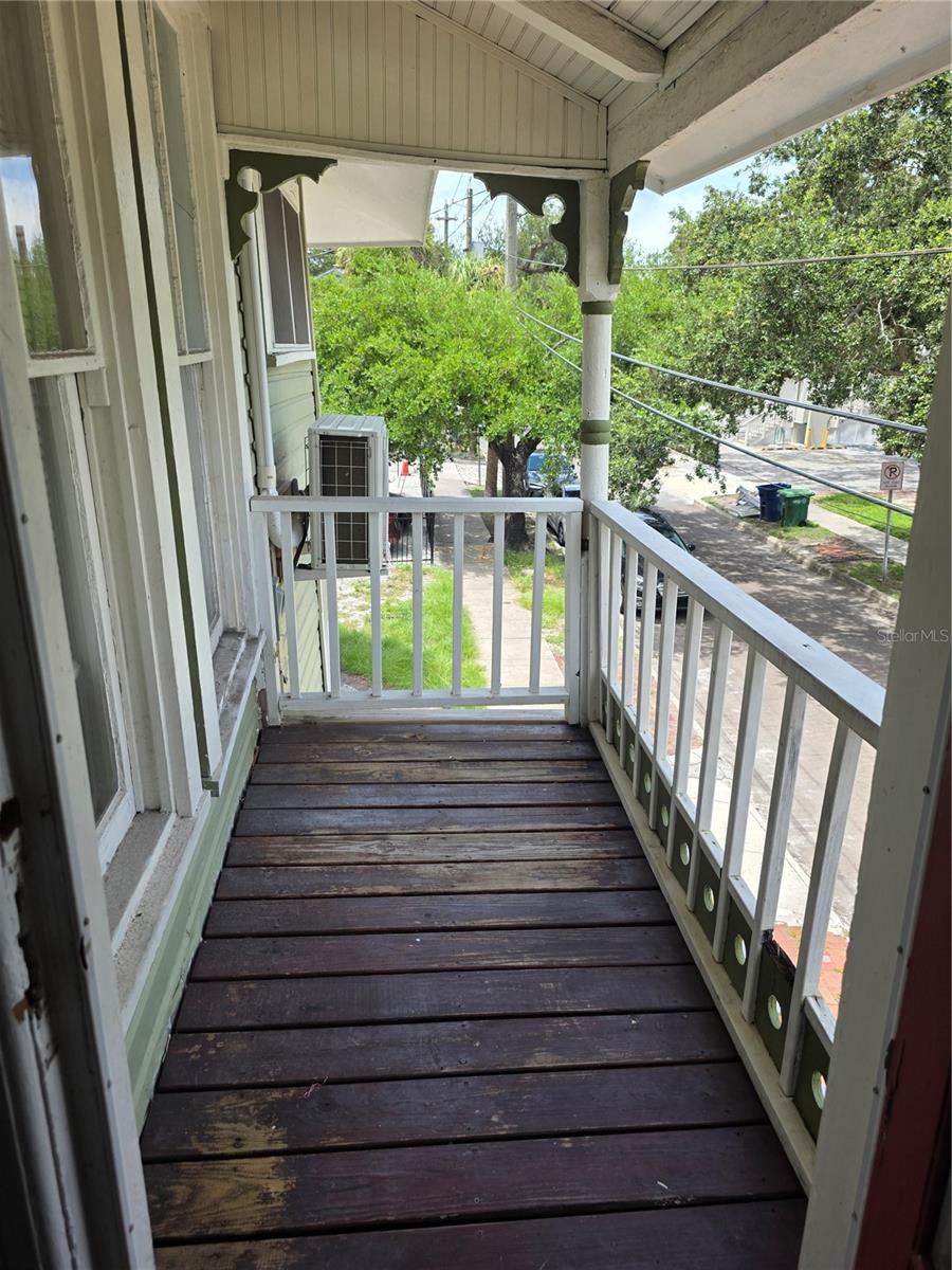 212 W Beach Pl #4 Property Photo 3