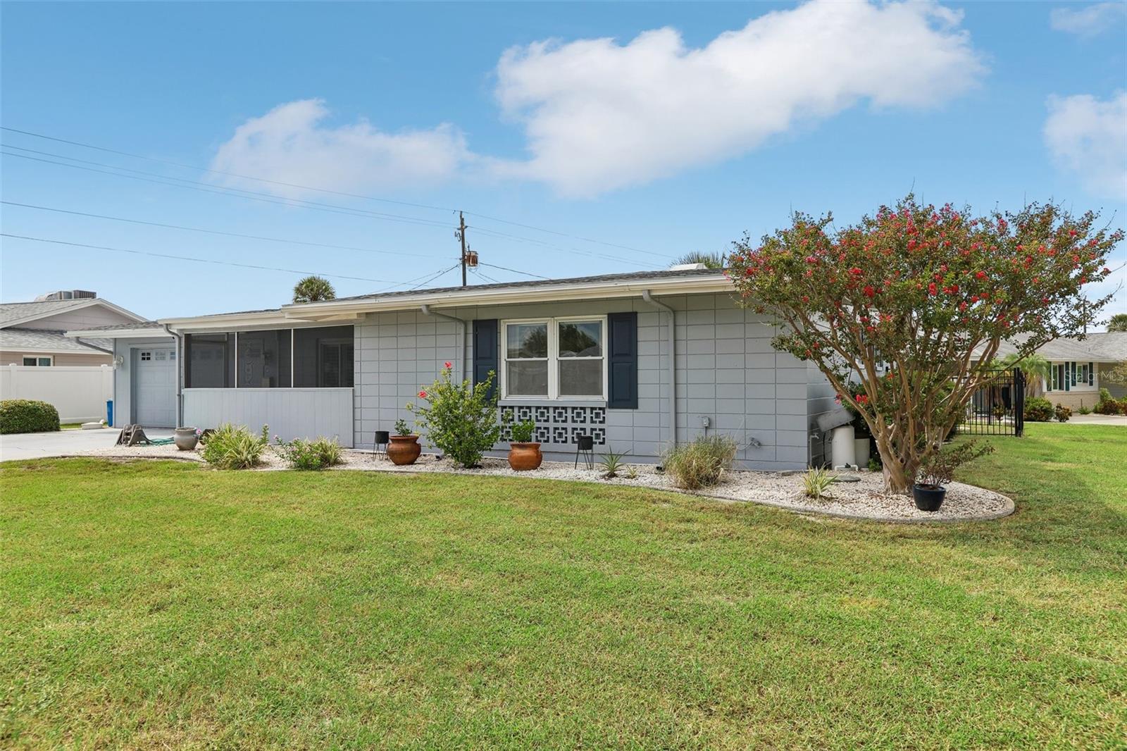 1001 La Jolla Ave Property Photo 4
