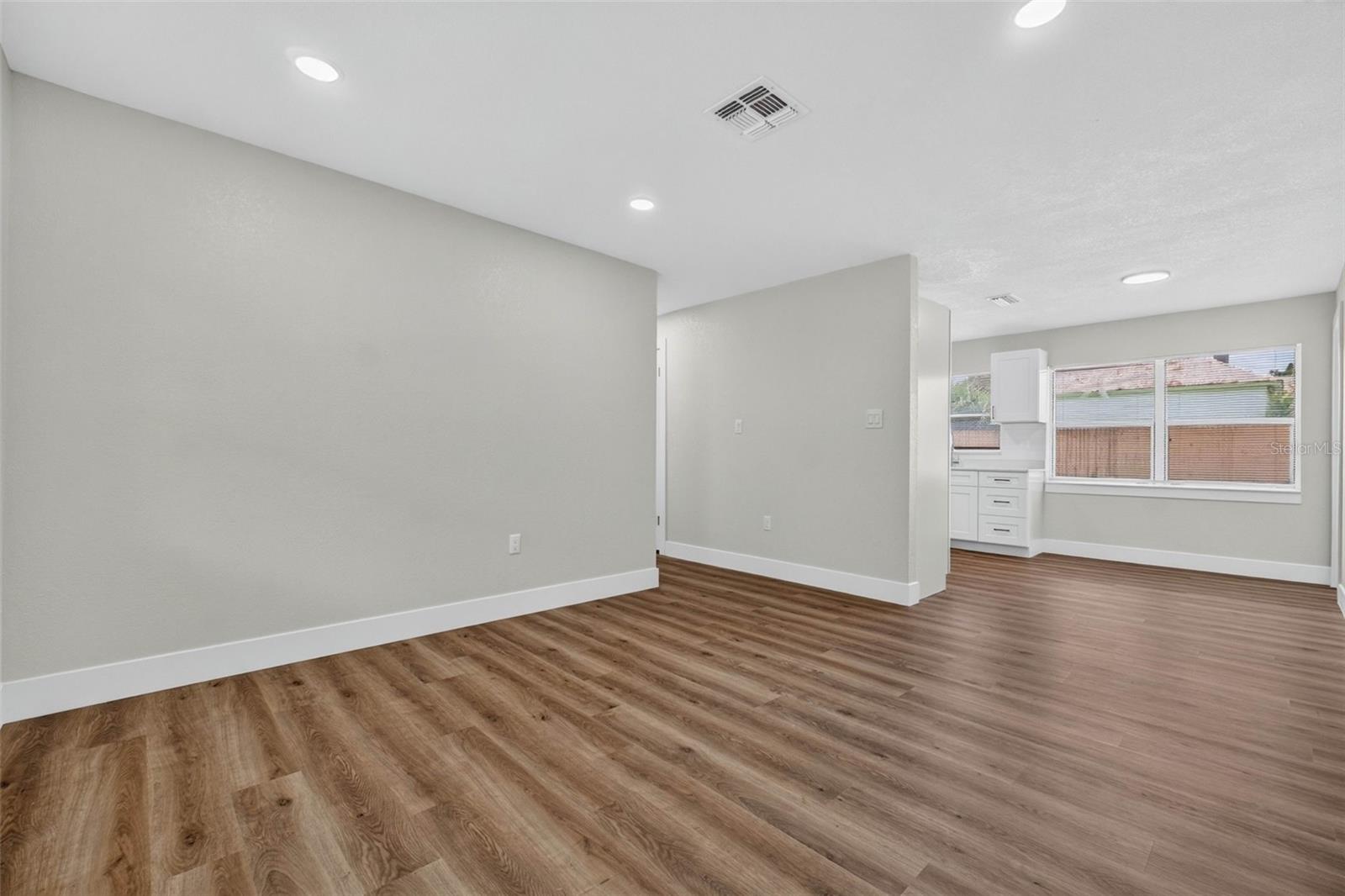 655 Travis Ct Property Photo 6