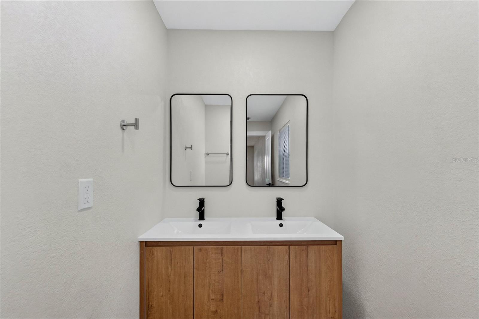 655 Travis Ct Property Photo 24