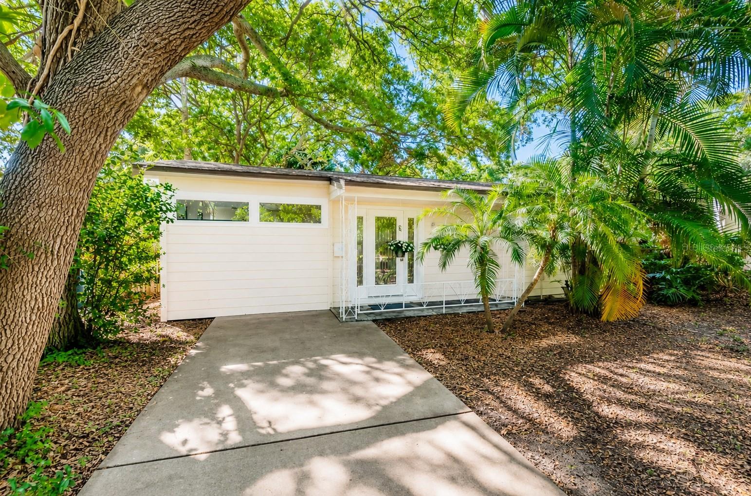 930 Montrose Blvd N Property Photo 1
