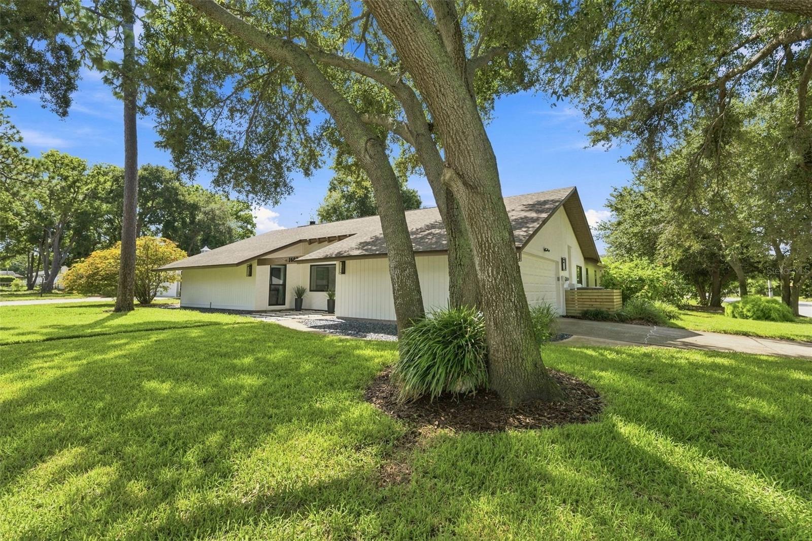 1683 Oak Pl Property Photo 1