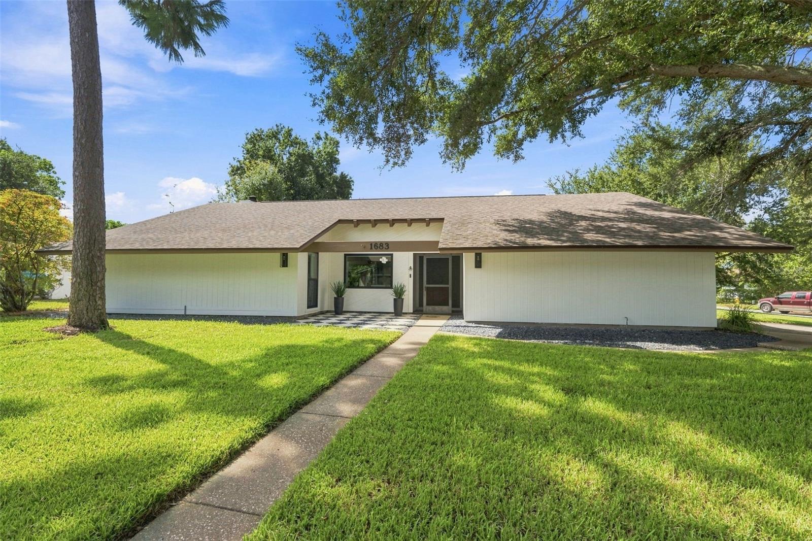 1683 Oak Pl Property Photo 4