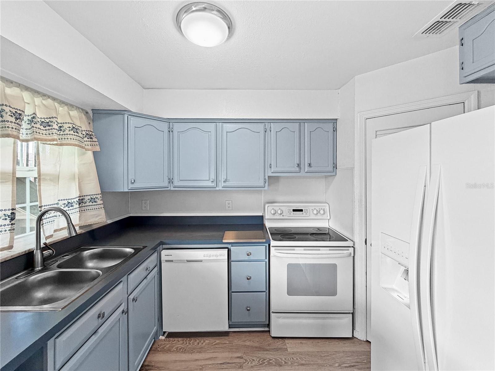 1920 E Edgewood Dr #k9 Property Photo 5