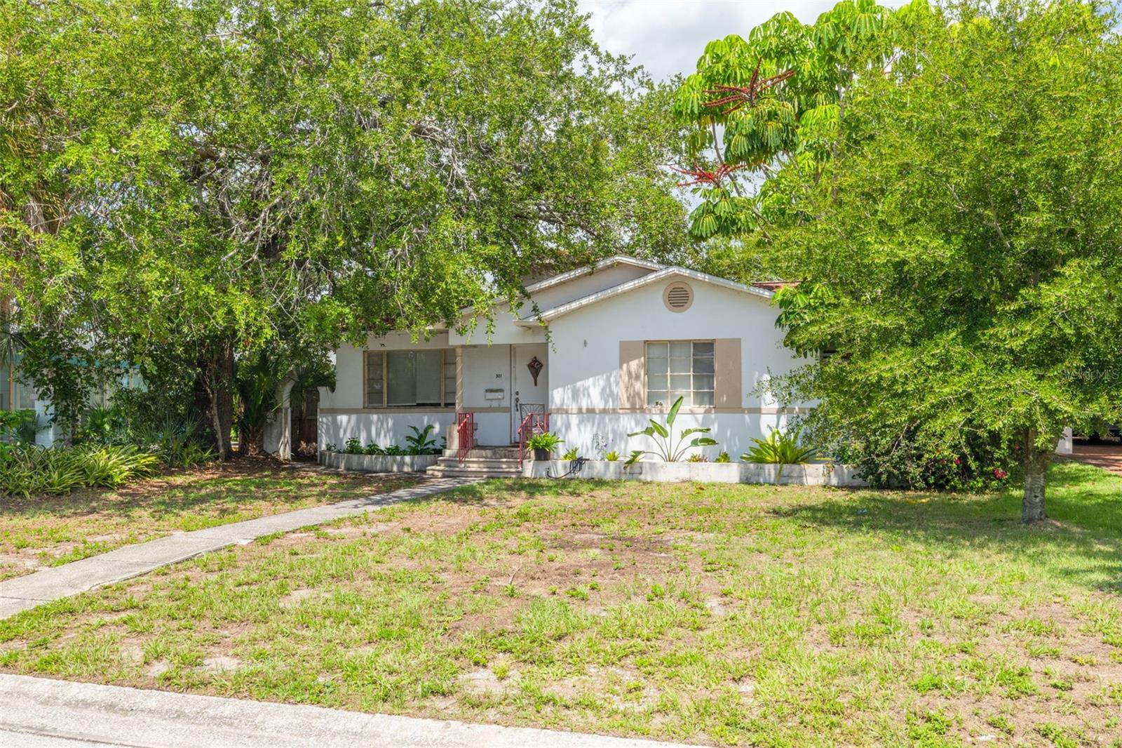 301 24th Ave N Property Photo 1