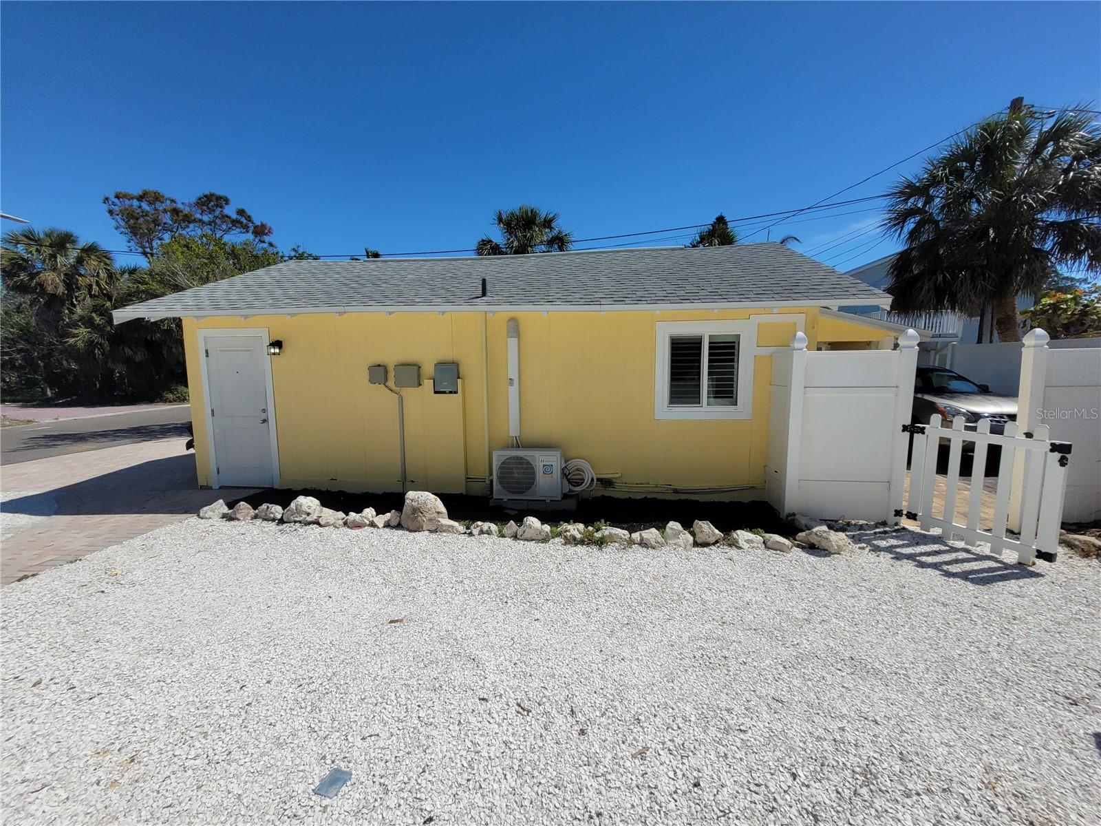 12217 1/2 Sunshine Ln Property Photo 3