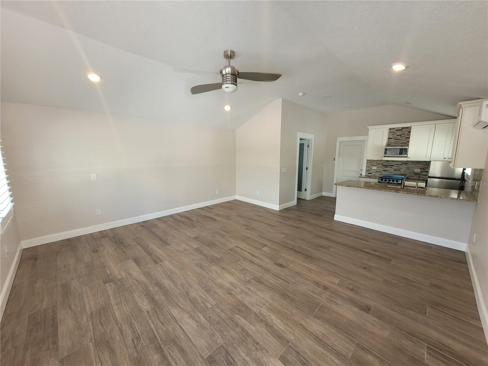 12217 1/2 Sunshine Ln Property Photo 5